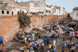 Image du Maroc Professionnelle de  Le phénomène des petits commerçants ambulants qui envahissent la chaussée du Boulevard Tahar El Alaoui, ex (2e Tirailleurs), qui longe la muraille considéré comme la plus la importante voie de circulation qui passe par Bab Marrakech pour rejoindre l’avenue des F . A . R., Vendredi 10 juillet 2009. (Photo / Abdeljalil Bounhar) 